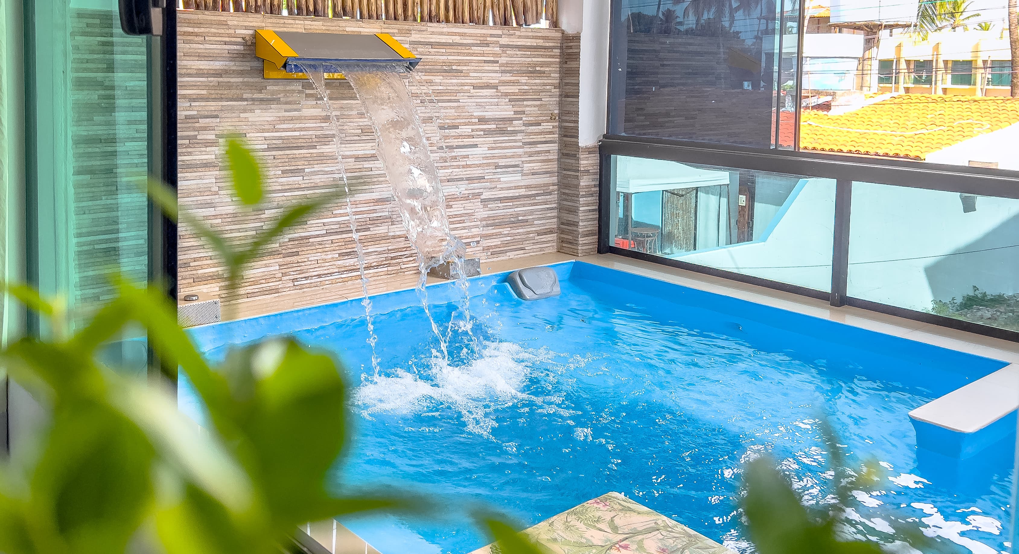 Vista da piscina com cascata a partir da suíte